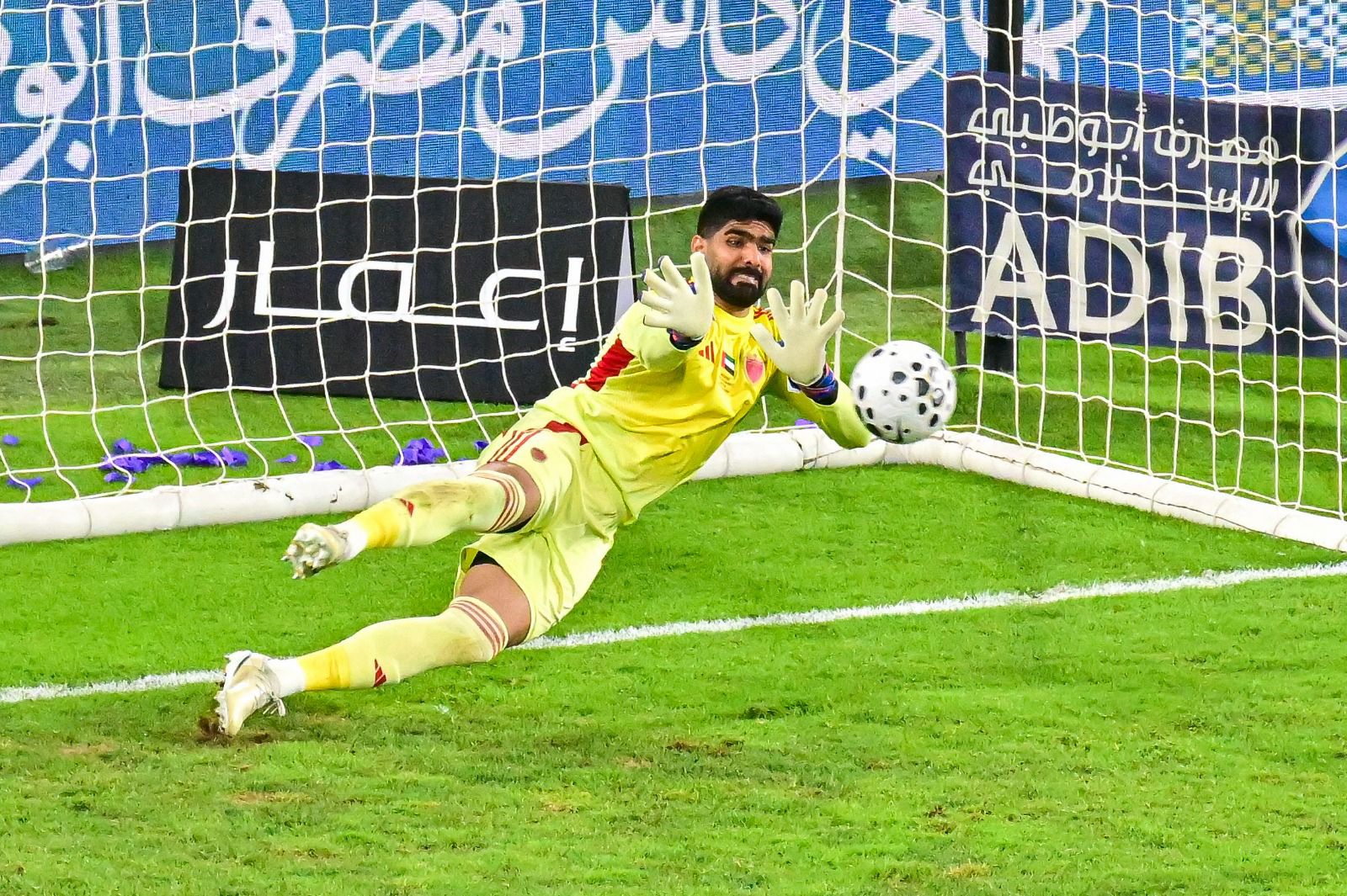 قفّاز زايد الحمادي "الذهبي" يُبهر "العين".. ويمنح الوحدة كأس المحترفين