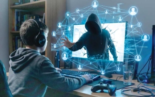 «اختطاف رقمي».. 5 ثغرات أسرية تستغلها «شبكات الأفكار الهدامة» لاستقطاب الأبناء عاطفياً