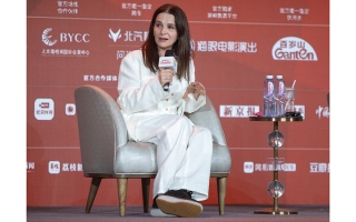 الصورة: جولييت بينوش تروي سيرتها في &laquo;بكين السينمائي&raquo;: التمثيل رحلة بحث دائمة عن الحقيقة