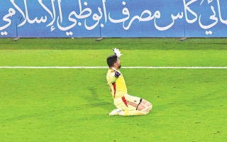 الصورة: زايد الحمادي: &laquo;منشفة خاصة&raquo; سر نجاحي في التصدي لركلتَي العين