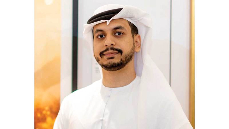 أحمد بافضل: يرصد العمل دور القوات المسلحة وثباتها، كما يحمل العديد من الرموز، ومنها الجبال المفعمة بالثبات، فضلاً عن أبرز معالم الإمارات.