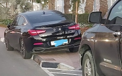 الصورة: وقوف فوق الرصيف