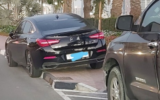 الصورة: وقوف فوق الرصيف