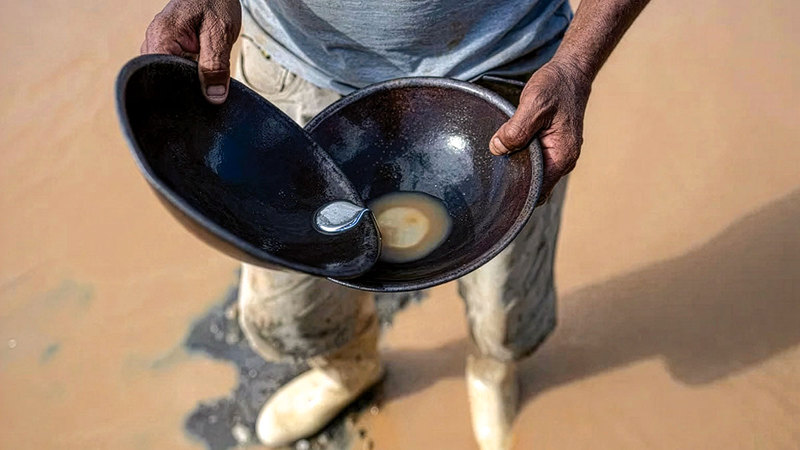 استخدام الزئبق لاستخراج الذهب يؤدي إلى تلوث التربة ومياه الشرب والأسماك. من المصدر