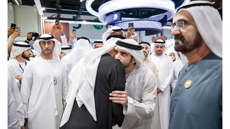 رئيس الدولة مصافحاً حمدان بن محمد خلال لقائه محمد بن راشد في منصة &laquo;اصنع في الإمارات&raquo;. وام