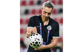 الصورة: سوزا: أهنئ العين &laquo;بطل الدوري&raquo;.. وشكراً للاعبي شباب الأهلي