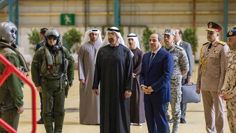 رئيس الدولة والرئيس المصري خلال زيارة تفقّدية إلى مفرزة المقاتلات المصرية. وام