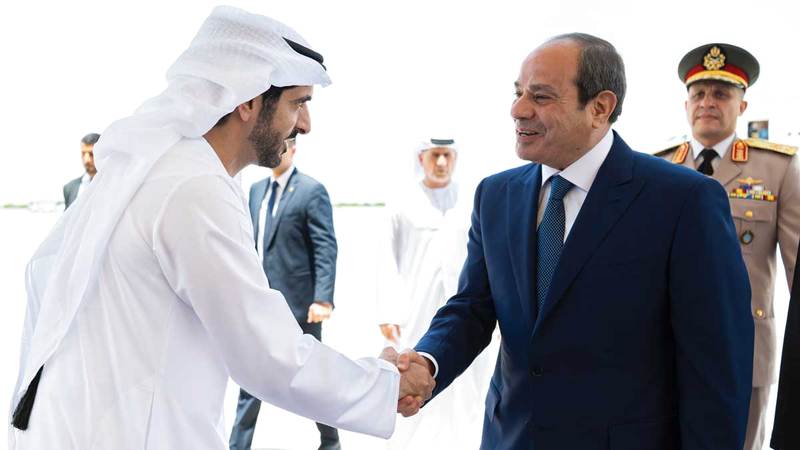 الرئيس المصري مصافحاً حمدان بن محمد. وام
