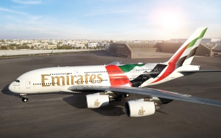 الصورة: تتألق بعلم الإمارات.. طيران الإمارات تكشف عن تصميم فريد لكسوة طائرة A380
