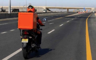 حظر سير «الديلفري» على الطرق السريعة في أبوظبي اعتباراً من 15 مايو
