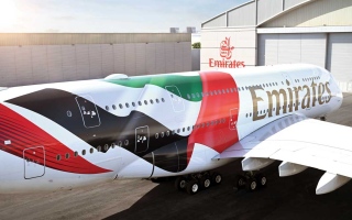 الصورة: &laquo;طيران الإمارات&raquo; تكشف عن كسوة جديدة لـ &laquo;A380&raquo; تحمل علم الدولة