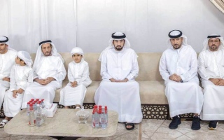 أحمد بن محمد يقدم واجب العزاء في وفاة حاضر جمعة المهيري