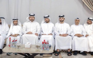 منصور بن محمد يقدم واجب العزاء في وفاة حاضر جمعة المهيري