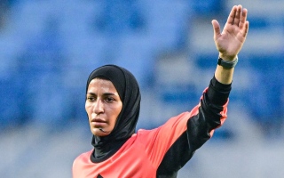الصورة: صافرة نسائية تقود لقاء بني ياس وشباب الأهلي في دوري المحترفين