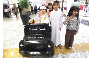 الصورة: &laquo;شيخ السعادة&raquo;.. طفل إماراتي يجبر الخواطر بـ 300 ألف &laquo;فرحة&raquo;