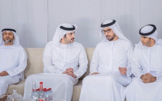 مكتوم بن محمد يقدم واجب العزاء في وفاة حاضر جمعة المهيري