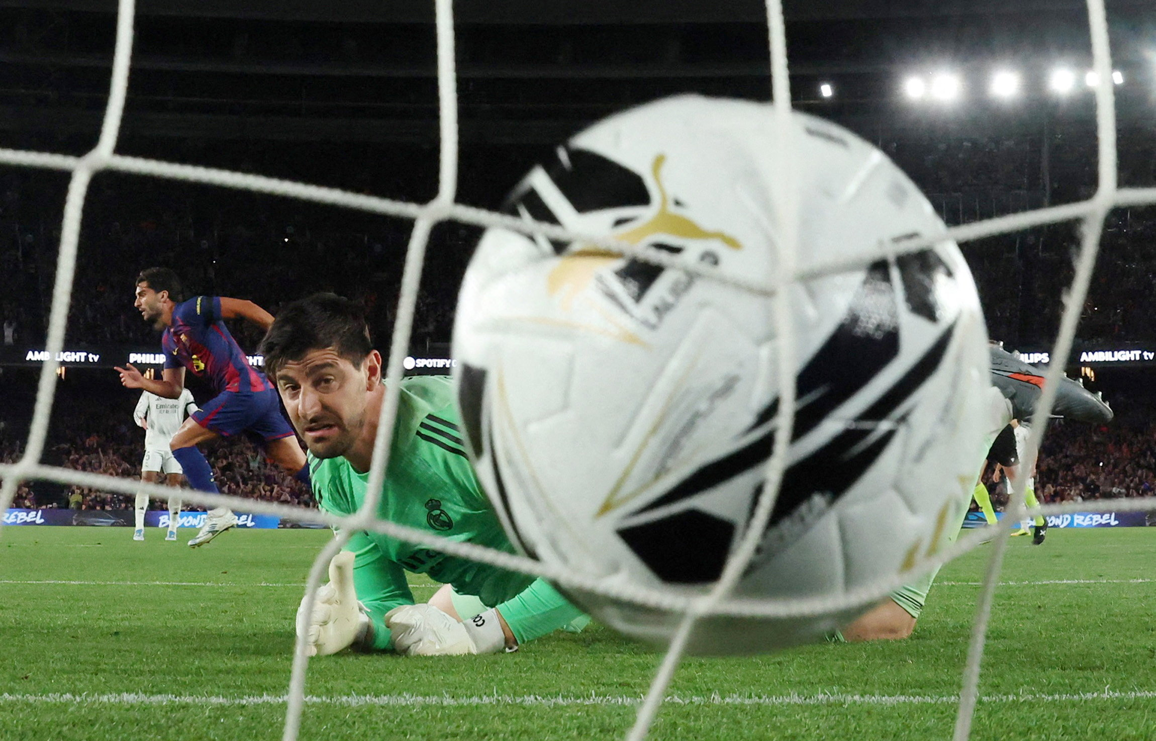 برشلونة يهين ريال مدريد في موسم "حُكم القوي على الضعيف"!