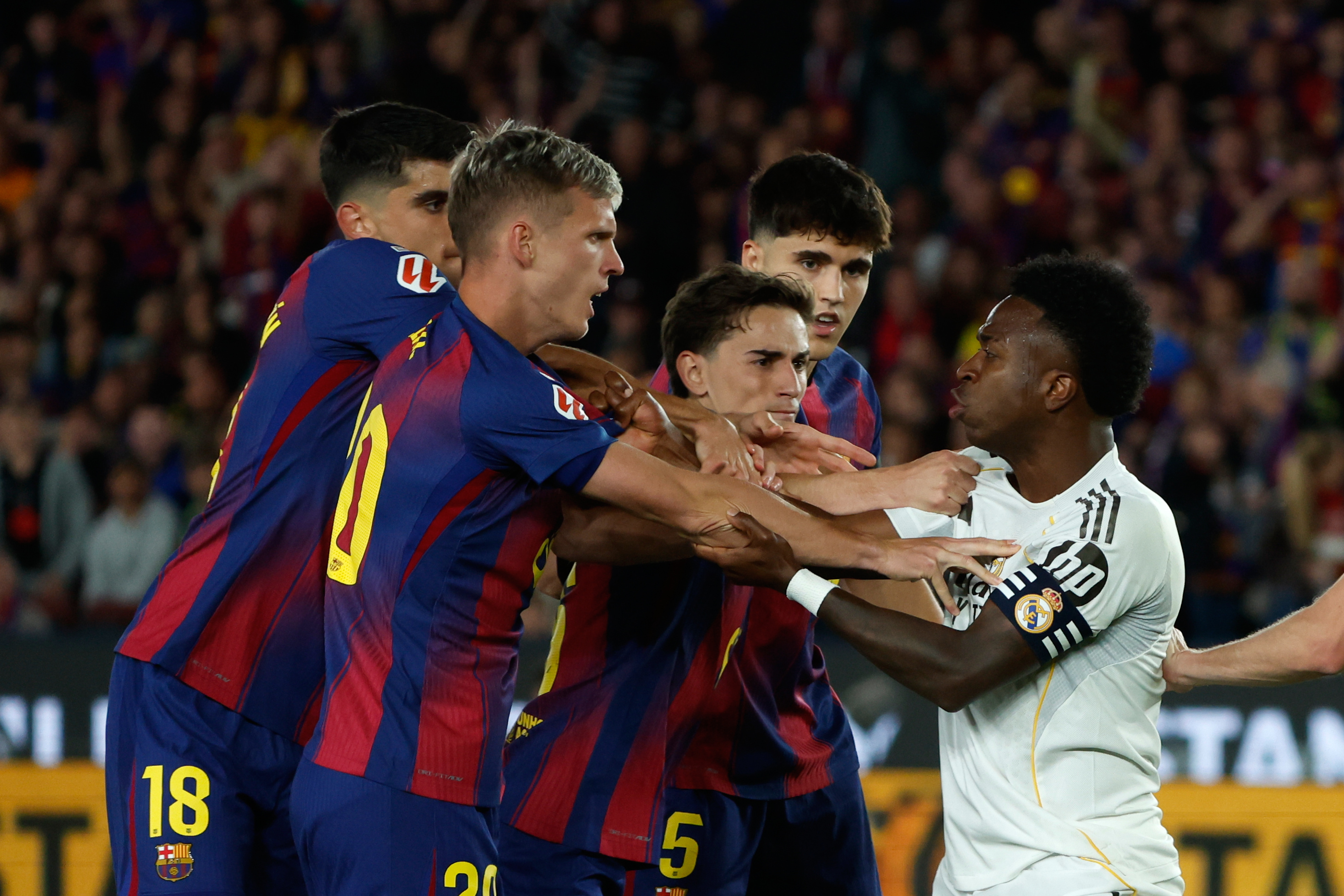 مشهد "غير مألوف" بعد "كلاسيكو" برشلونة وريال مدريد (فيديو)