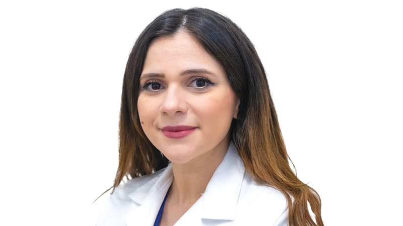 الدكتورة ريان دمج: السفر خارج الدولة مع الأطفال يتطلب استعداداً صحياً خاصاً، نظراً إلى حساسية أجسامهم للتغيرات المناخية والغذائية.