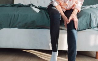 الصورة: طقطقة الركبة عند النهوض من الجلوس أو نزول الدرج.. على ماذا تدل؟