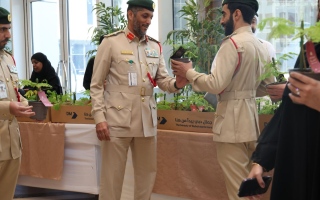 شرطة دبي توزع شتلات 