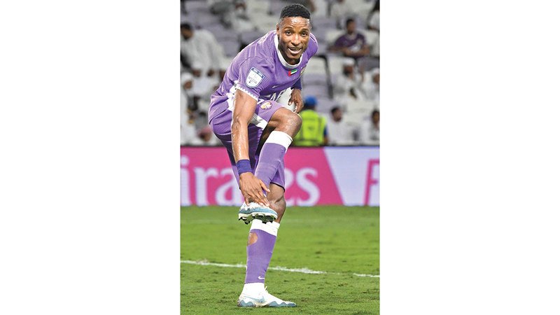لاعب العين لابا كودجو
يحتفل بالتسجيل في
مرمى الظفرة.
