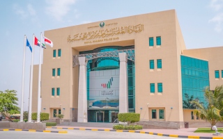 الصورة: سائق يصدم 3 سيدات ويهرب.. وشرطة رأس الخيمة تضبطه خلال 5 ساعات