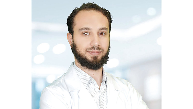 الدكتور هشام طايل: قلب الإنسان يدفع ضريبة الإفراط في السعي نحو النجاح المهني والمبالغة فيه لتحقيق الطموح.
