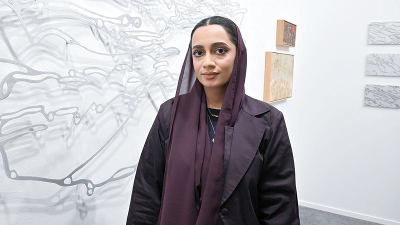 تستوحي الفنانة صفية العوضي أعمالها من صور الأقمار الاصطناعية لرصد تغيرات البيئة والنباتات والمناخ، وترى في الصحراء رمزاً للصمود.