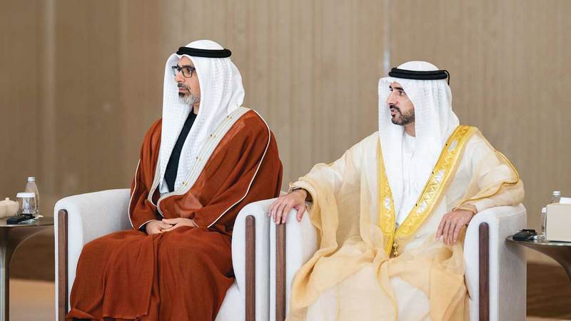 خالد بن محمد وحمدان بن محمد خلال حضورهما جلسة المحادثات. وام
