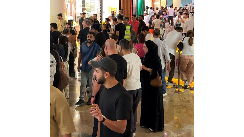المتسوقون واصلوا الاستفسار عن مواعيد افتتاح المتجر حتى بعد إلغاء الفعالية. الإمارات اليوم