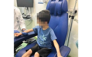 الصورة: بدعم &laquo;دار البر&raquo;.. &laquo;يوسف&raquo; يتلقى العلاج الجيني لضمور العضلات