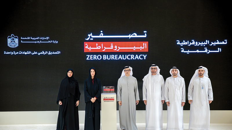 منصور بن زايد خلال تكريمه الفائزين بفئتَي &laquo;تصفير البيروقراطية الرقمية&raquo; و&laquo;الأثر على الأعمال&raquo;.  من المصدر