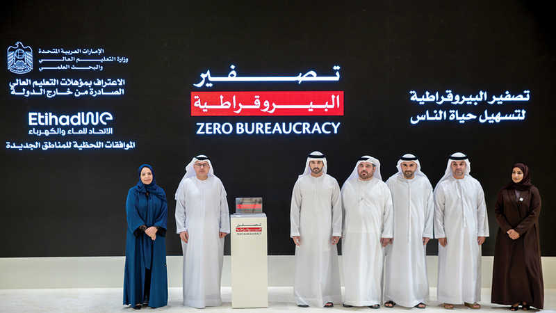 حمدان بن محمد خلال تكريمه الفائزين بفئتَي &laquo;توظيف الذكاء الاصطناعي&raquo; و&laquo;تسهيل حياة الناس&raquo;.  من المصدر