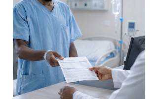 الصورة: &laquo;أبووفاء&raquo; يحتاج إلى 92.4 ألف درهم لعلاج سرطان البروستاتا