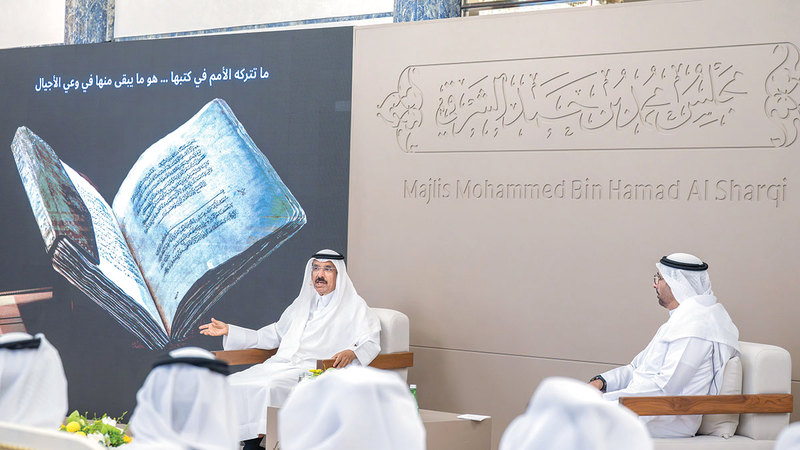 محمد المر خلال تقديم &laquo;الجلسة&raquo; بمجلس محمد بن حمد الشرقي. وام