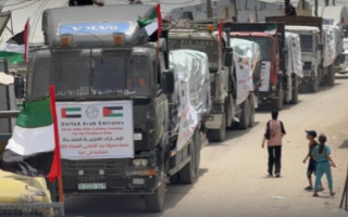 دخول قافلة محملة بملابس العيد لأطفال قطاع غزة دخول قافلة محملة بملابس العيد لأطفال قطاع غزة