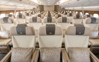 الصورة: &laquo;طيران الإمارات&raquo; تُحدّث أول طائرة &laquo;A380&raquo; ذات الدرجتين