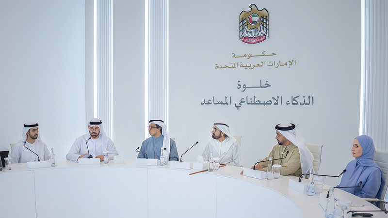 محمد بن راشد بحضور منصور بن زايد وسيف بن زايد خلال استعراض الإطار العام للمنظومة الجديدة لحكومة الإمارات التي قدمتها اللجنة التنفيذية لمشروع الذكاء الاصطناعي المساعد. وام