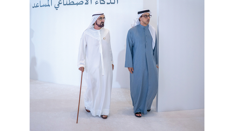 محمد بن راشد ومنصور بن زايد خلال حضورهما خلوة الذكاء الاصطناعي المساعد. وام