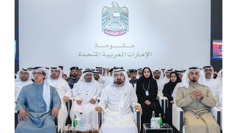 محمد بن راشد خلال خلوة الذكاء الاصطناعي المساعد في أبوظبي بحضور منصور بن زايد  وسيف بن زايد. وام