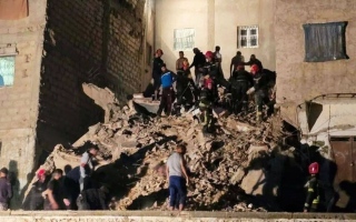 الصورة: قتلى وجرحى في انهيار مبنى بمدينة فاس المغربية