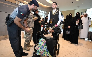 “بالزهور والهدايا.” شرطة أبوظبي تودع الحجاج في مطار زايد الدولي “بالزهور والهدايا.” شرطة أبوظبي تودع الحجاج في مطار زايد الدولي
