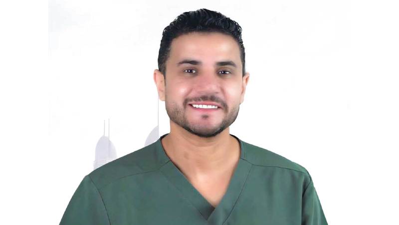 الدكتور خالد موسى: إبر النضارة خارج المراكز الطبية المرخصة تسبب التورم والكدمات واحتمالية حدوث عدوى جلدية.