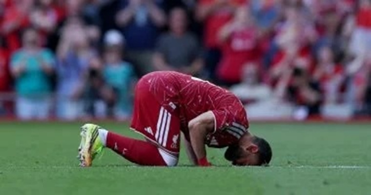 «مو صلاح» يودّع «أنفيلد» بالدموع وسجدة شكر في ختام رحلة الـ 9 سنوات
