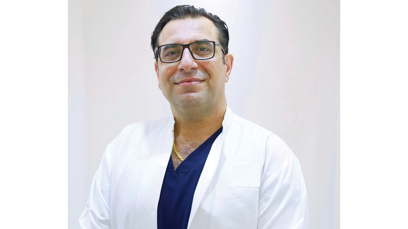 الدكتور يوسف حاصود: القرار التجميلي يجب أن يستند إلى تقييم طبي دقيق يراعي طبيعة كل حالة واحتياجاتها الصحية.
