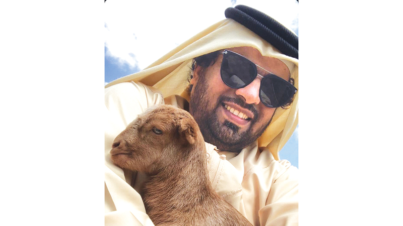 جمال عبدالرحمن مهتم باختيار الأضاحي. من المصدر