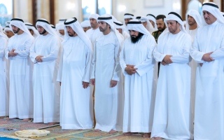 الصورة: حمدان بن محمد يؤدي صلاة عيد الأضحى في مسجد زعبيل الكبير بدبي