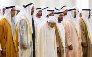 الصورة: رئيس الدولة يؤدي صلاة عيد الأضحى في جامع الشيخ زايد بأبوظبي