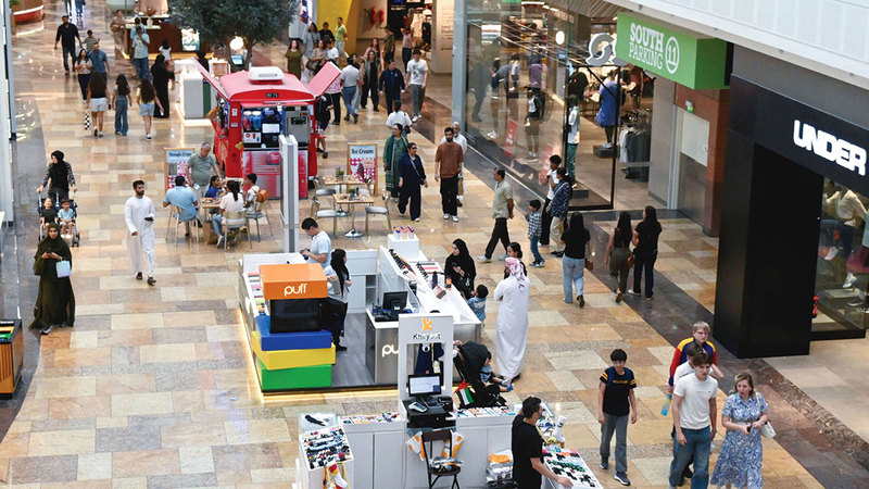 عائلات عديدة تقضي وقتاًً طوي لاًً في مراكز التسوق خلال فترة عطلة عيد الأضحى. تصوير: دينيس مالاري ونجيب محمد